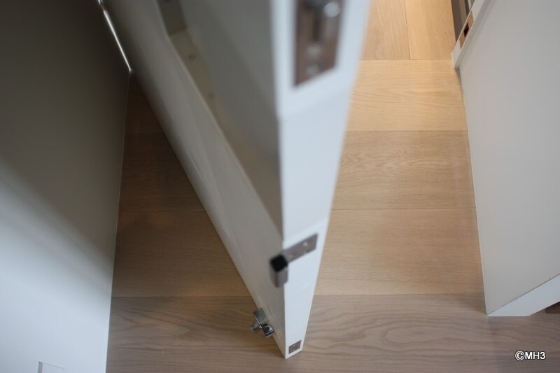 扉は全てオリジナル。取っ手部は鉄製に、鍵は下部に。