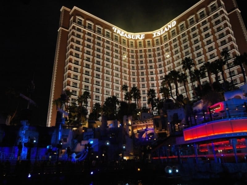 ホテルの正面で行われる海賊ショーは1日4回