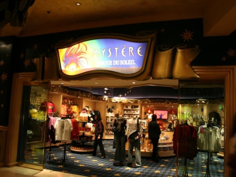 ミスティアショップ。ショーの会場の付近に必ずギフトショップがあります