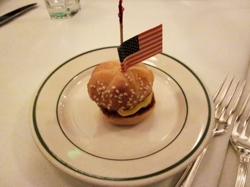 小皿に入ったシューターと呼ばれる一口ハンバーガー