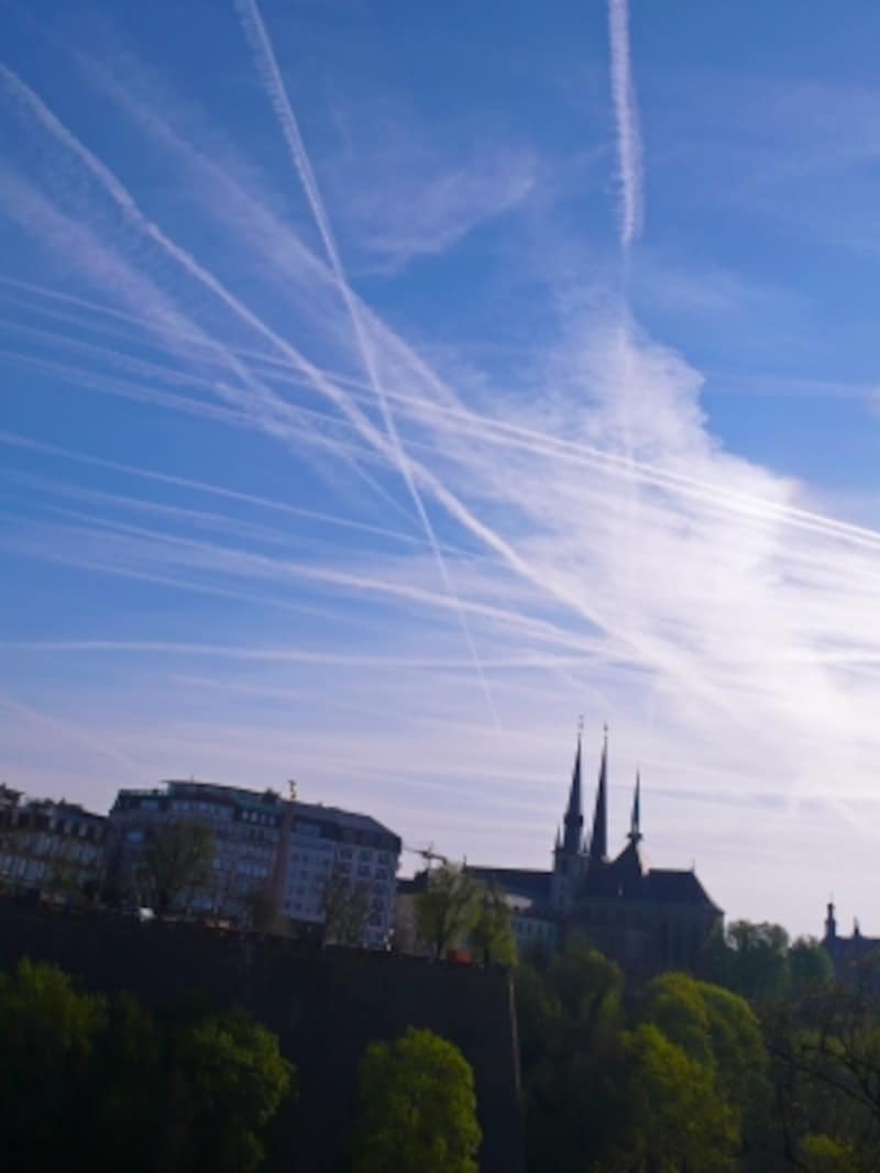 旧市街を見上げる