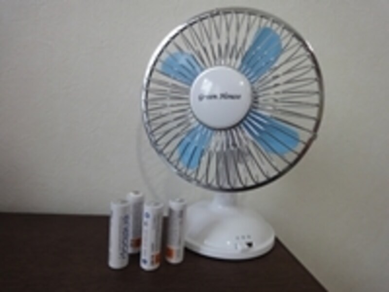 乾電池で動く扇風機。3000円程度のものなら実用性がある