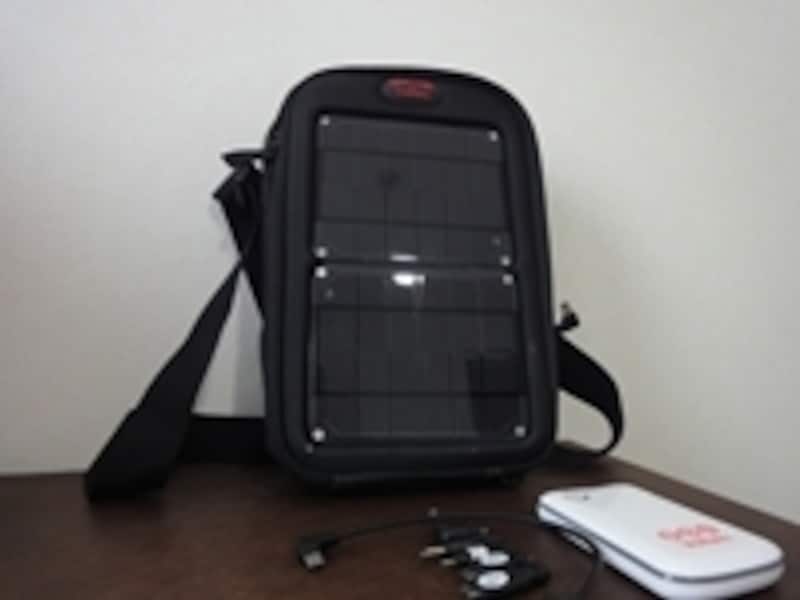 大判のソーラーパネルが貼ってあるソーラーバッグ。価格2万円前後から