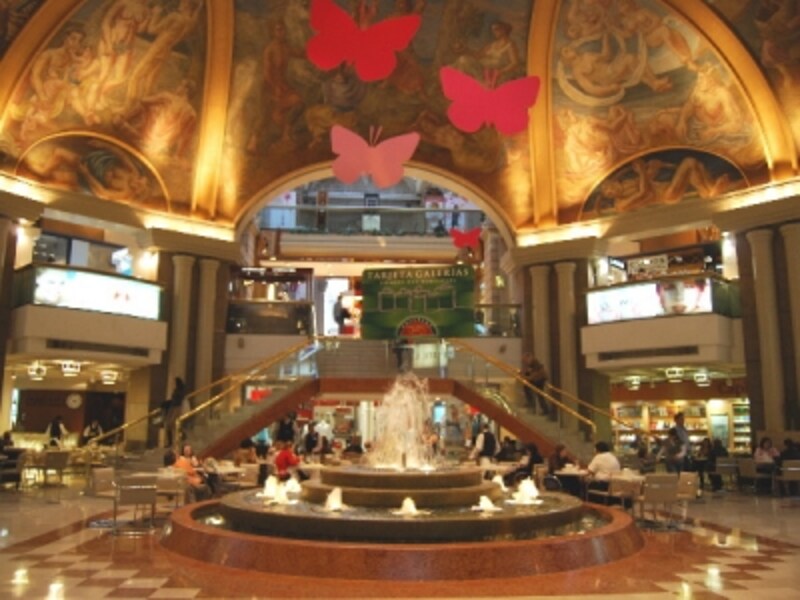 見事な天井画を眺めた後は、地下のフードコートに行ってみよう