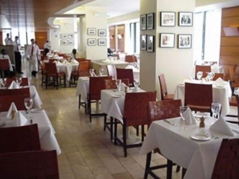 オシャレな人が集う店内