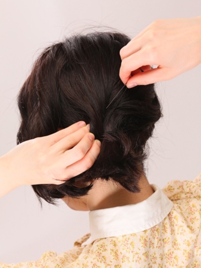 ちょうどゴムと重なる位置に留める