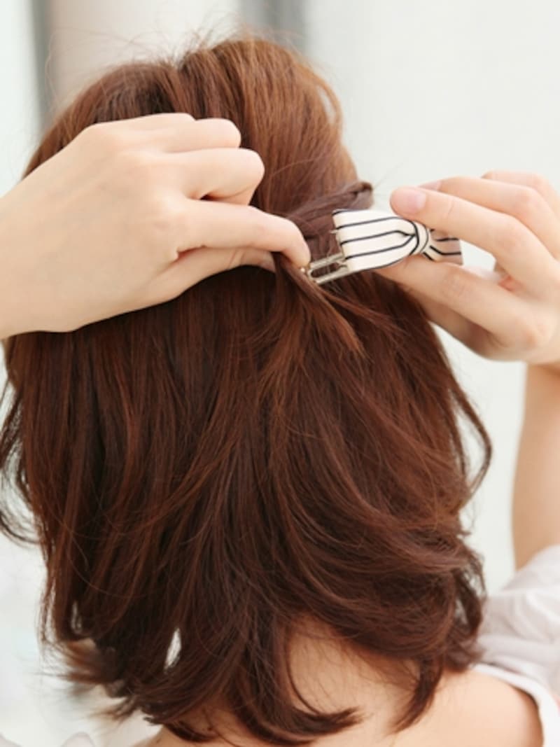 ズレないようにベースの髪も一緒に留める