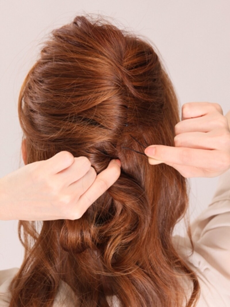 ピンが見えないように上から下に向かって刺す