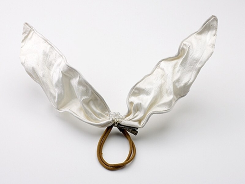 形を自由に変えられる飾りゴムは、どんなスタイルとも相性がよい。