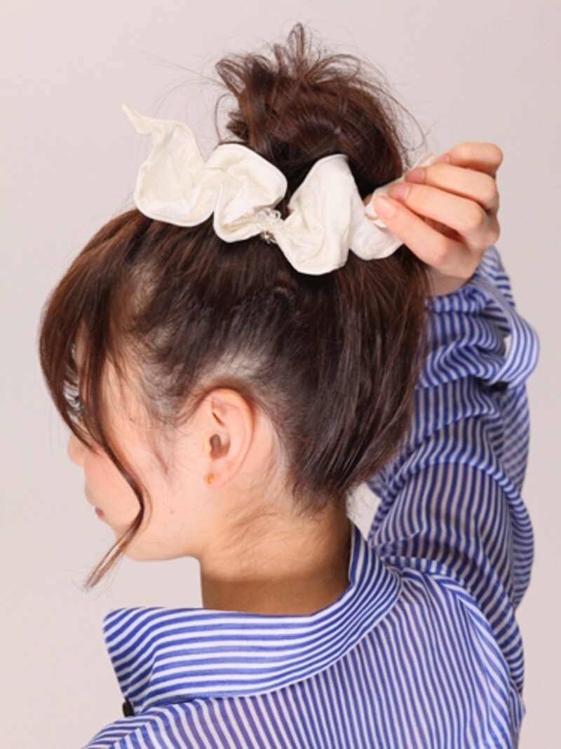 正面から見た時にバランスがいい位置で飾りを留める