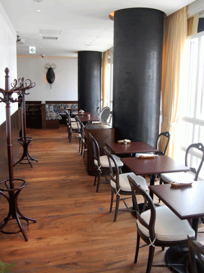 窓際の席からは多摩川の眺望を臨めます