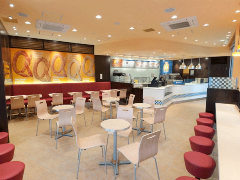 Auntie Anne’sの店内 イートインスペースがあります。