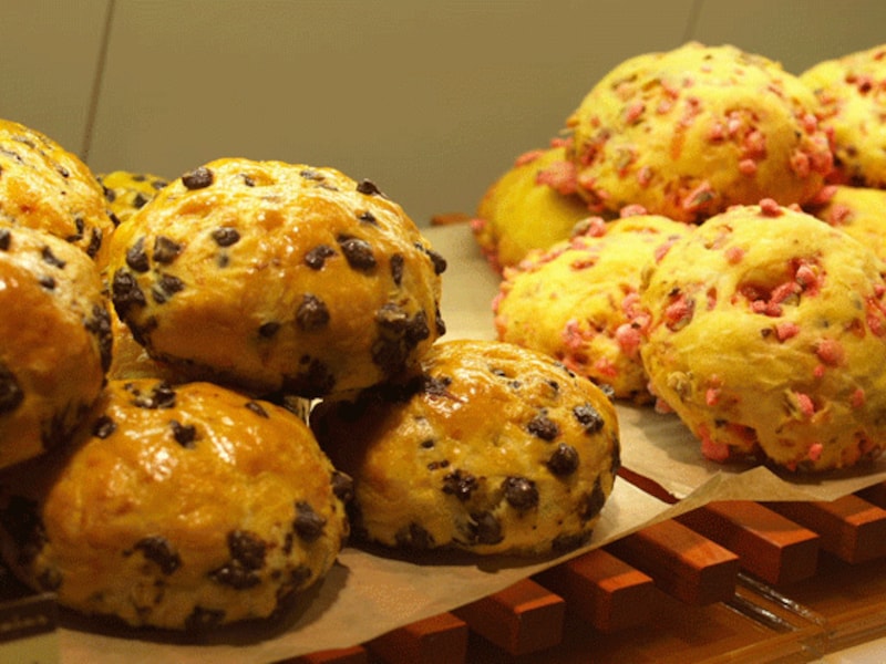 左　ブリオッシュ　ショコラ（小315円　大1260円　）右　プラリュリン（小368円　大1470円　）