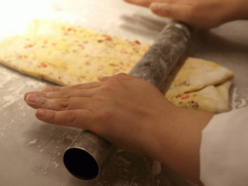 メンボウでのばしながらプラリネを生地になじませていきます。