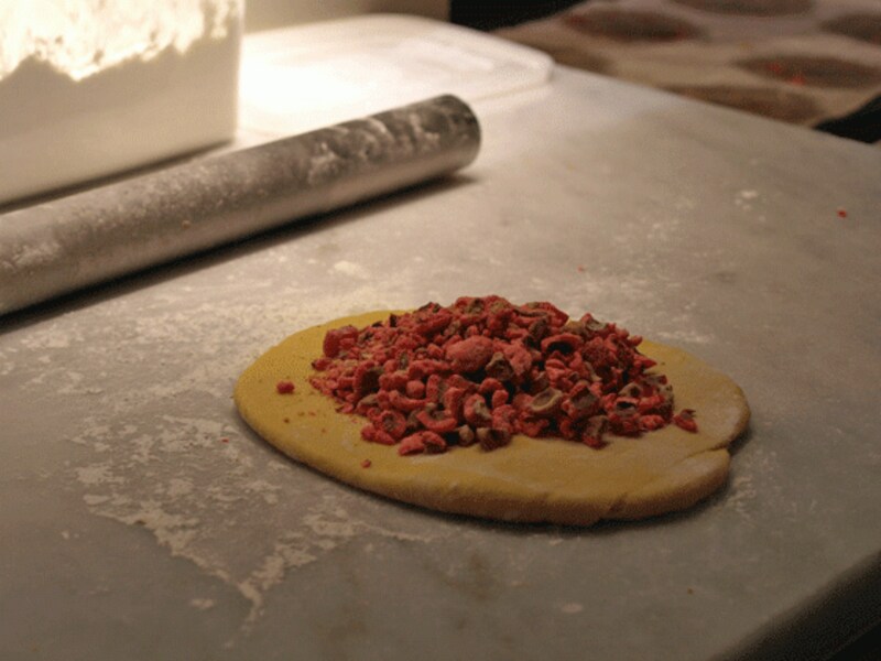 生地の上にプラリネをたっぷりおき、それを生地で折りたたんでいきます。