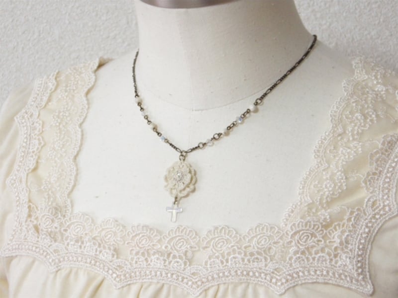 レースとビーズのペンダントの作り方