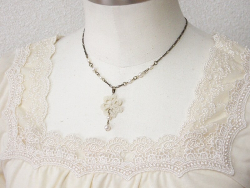 レースとビーズのペンダントの作り方