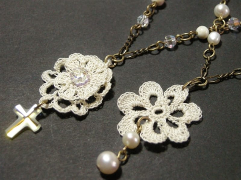 レースとビーズのペンダントの作り方