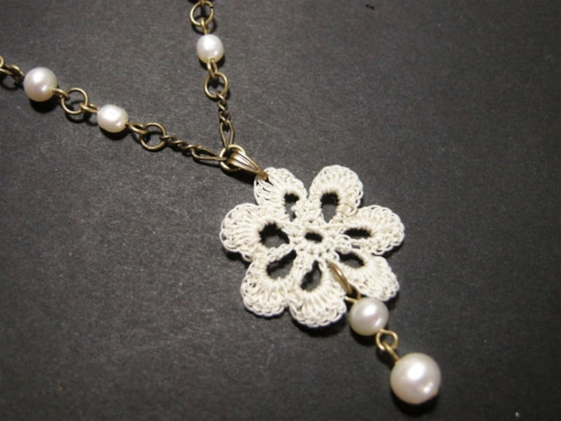 レースとビーズのペンダントの作り方