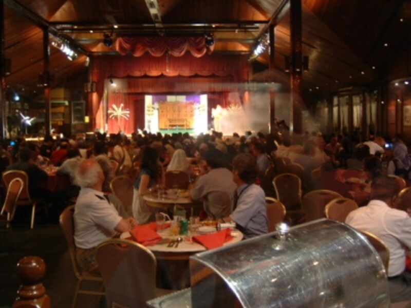 レストラン、スリメラウ