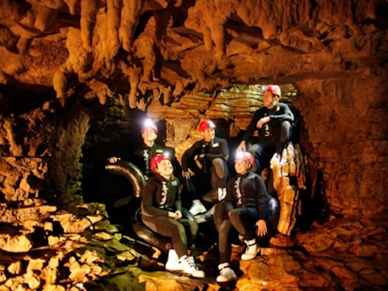 洞窟内の鍾乳洞やツチボタルを観察しにいこう