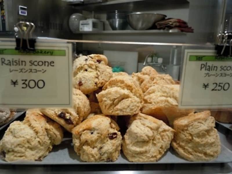 レーズンスコーン(300円)、スコーン(250円)