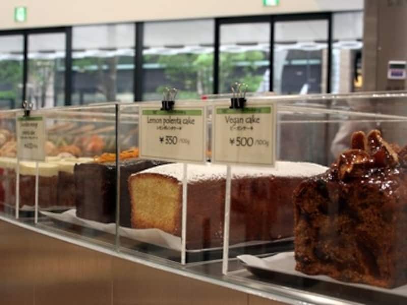 キャロットケーキ(550円)、パウンドケーキ類は量り売り。