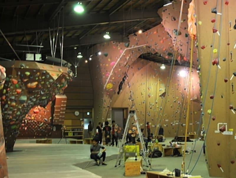 平日にも関わらず、多くの人がそれぞれライミングを楽しんでいました。undefined