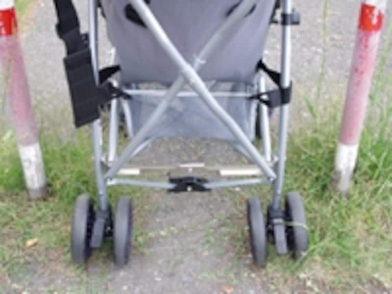 写真は駅改札よりやや広めの約60cmの隙間だが、50cm未満の改札もすんなり通れる