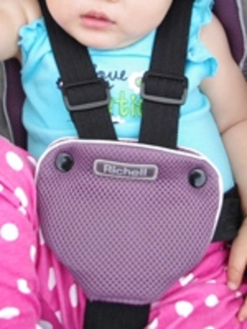 バックルをまるごと覆うカバーは、いたずら防止に効果的