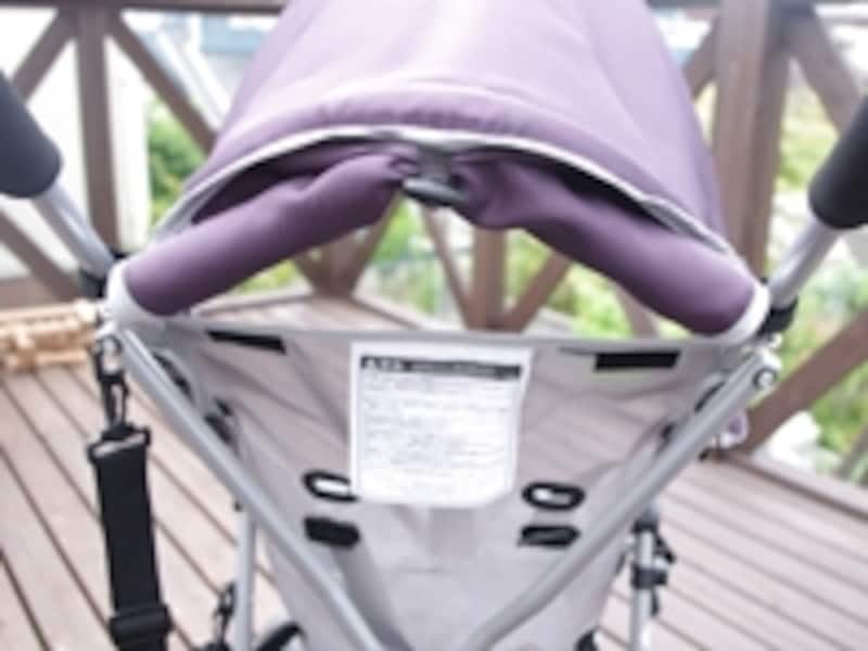 通気性の向上や、子どもの様子を確認するのに便利な巻き上げ式背面布