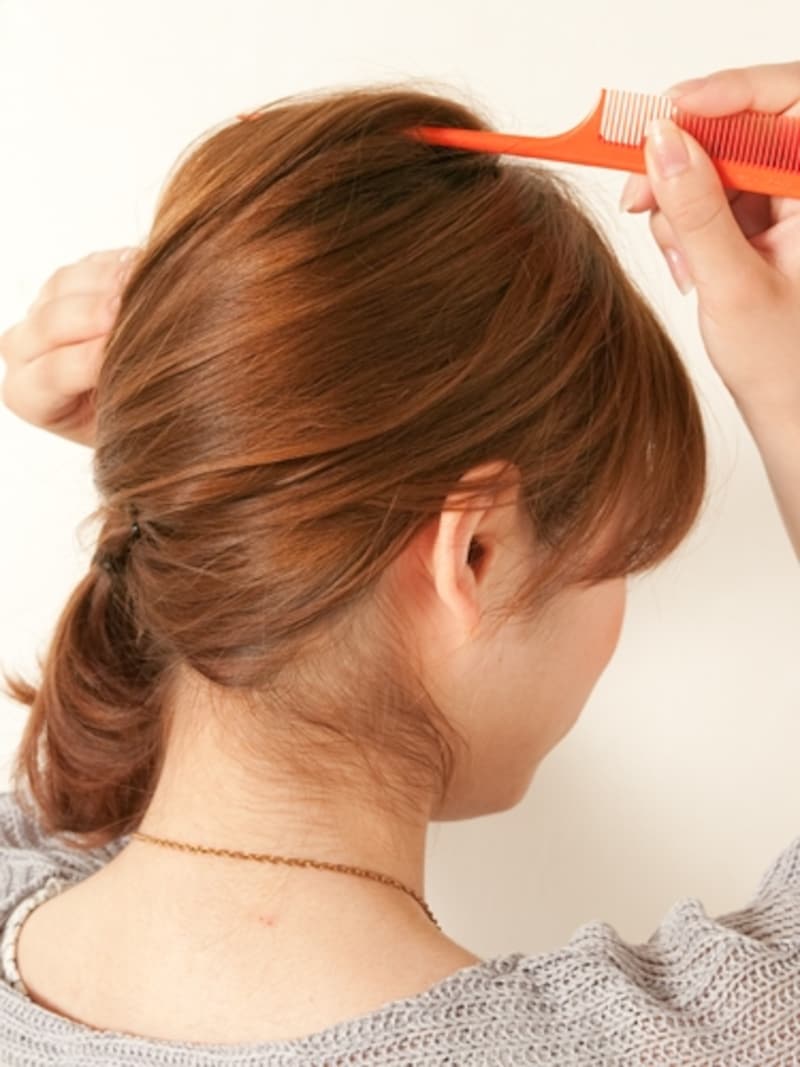 結び目は左手でおさえておく