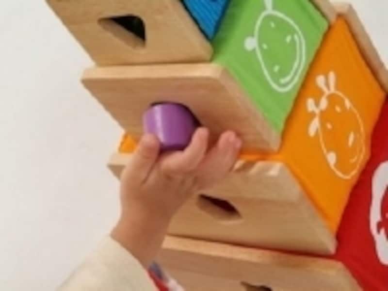 かわいい動物のプリントや形あわせなど、それぞれの面に遊びが