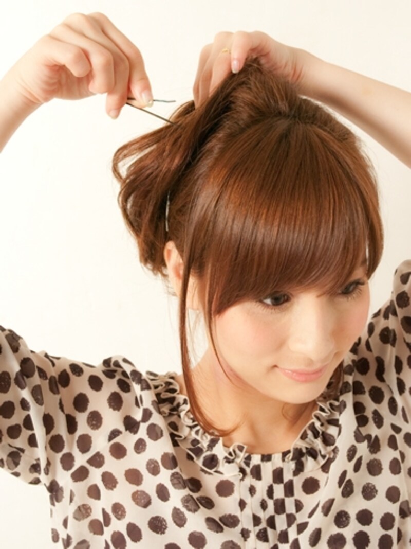 あまり毛束をちらさずにピン留めする。