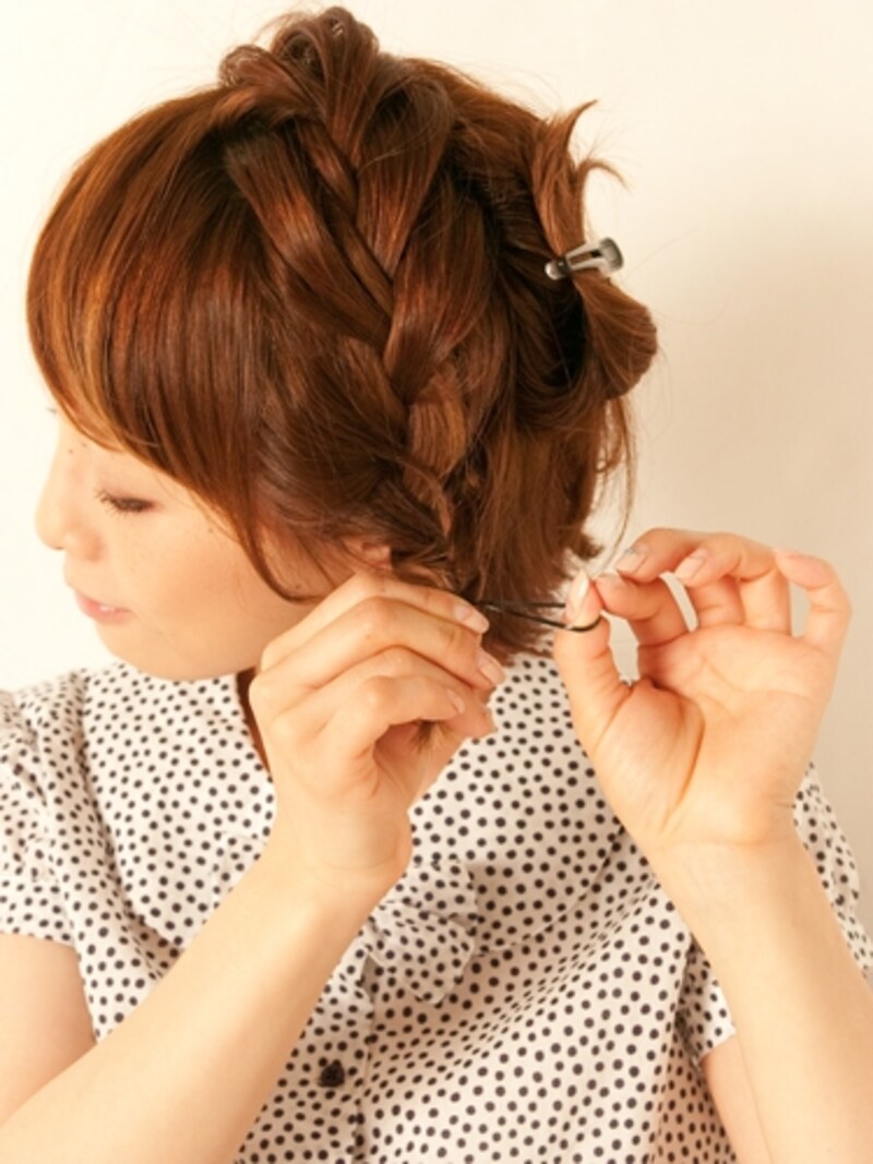 編み込みがゆるまないようしっかりとゴムでとめる