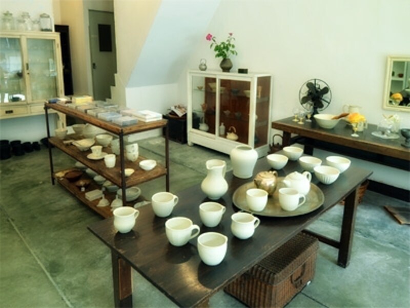 1階右手の部屋にはオリジナルの陶器が並びます。