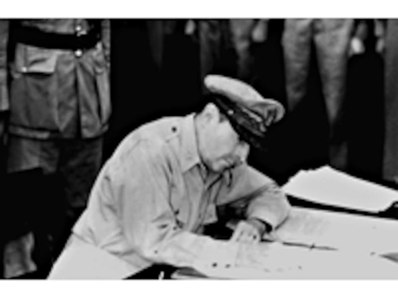 マッカーサー総司令官が太平洋戦争終結文書に署名する際にもパーカーの万年筆が使用された