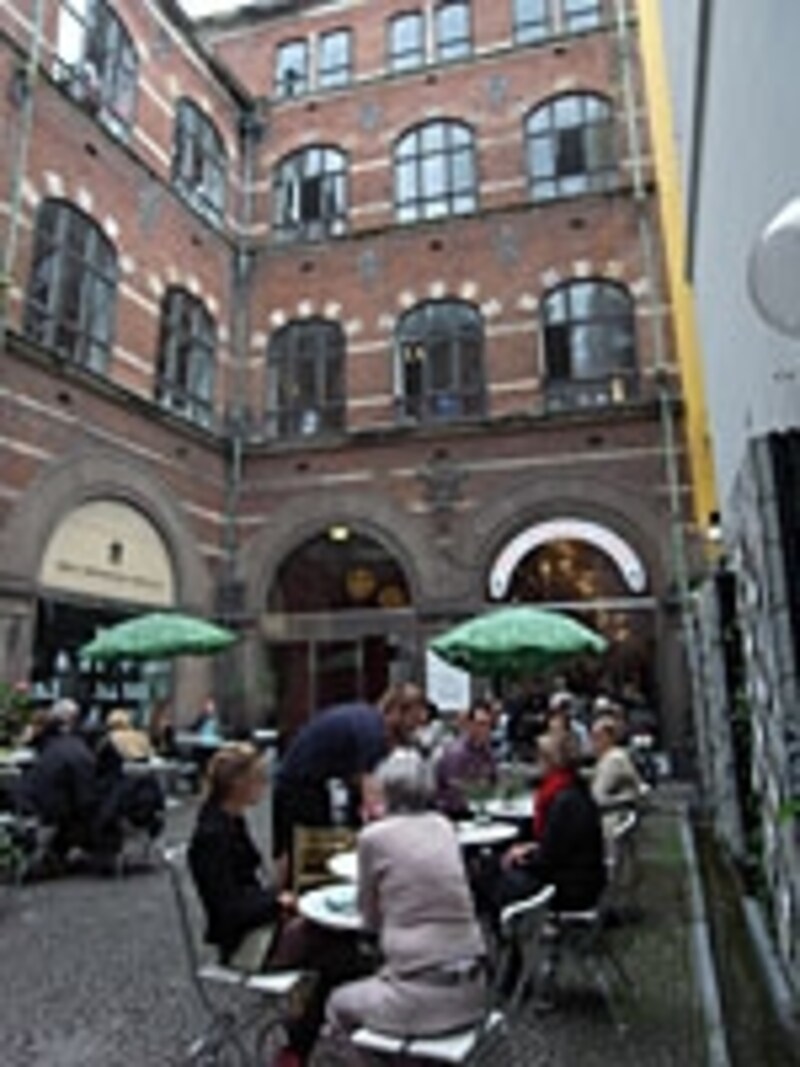中庭のカフェ