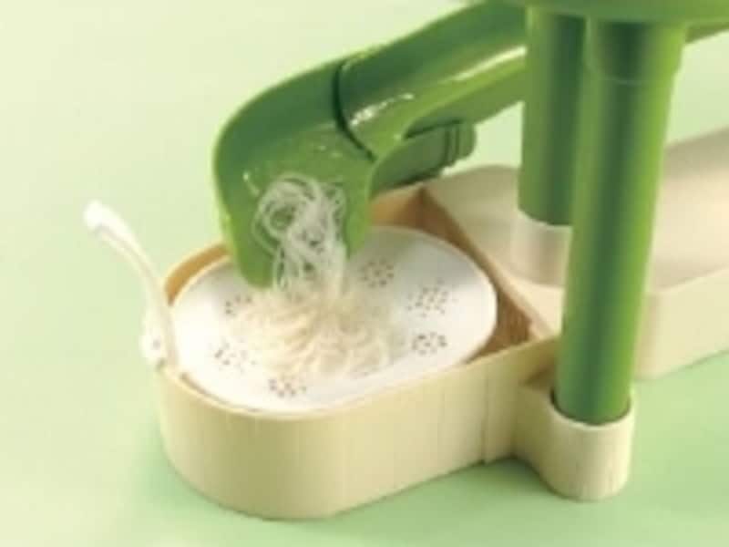 取り損ねたそうめんはざるがキャッチ！