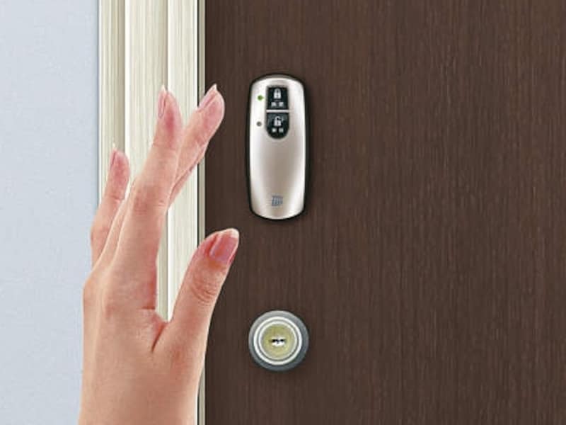 携帯器を身につけて、ドアのボタンを押すと施解錠が作動する。　[スライディングドア　コンコード　電気錠・ポケットキーシステム]