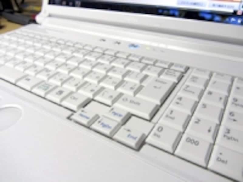 シンプルなデザインながら、テンキー付のキーボードを採用
