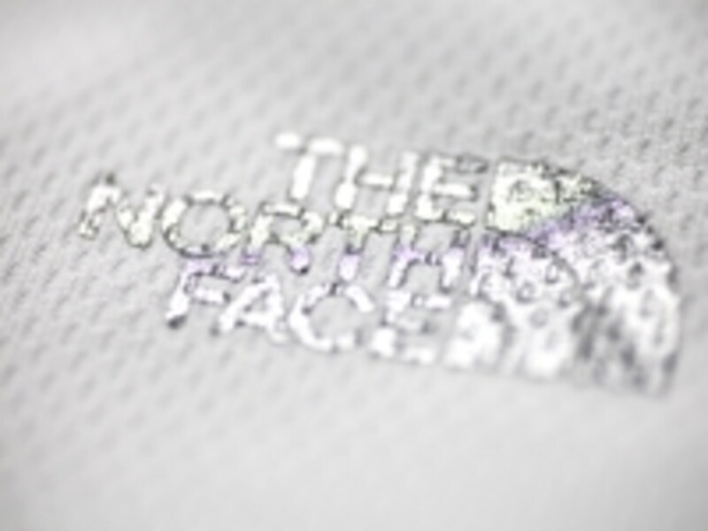 生地外側の回帰反射ロゴ部分。生地の凹が大きい