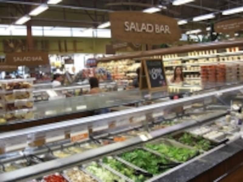 コンドミニアムなら、スーパーの総菜を並べたたけでも立派なディナーに