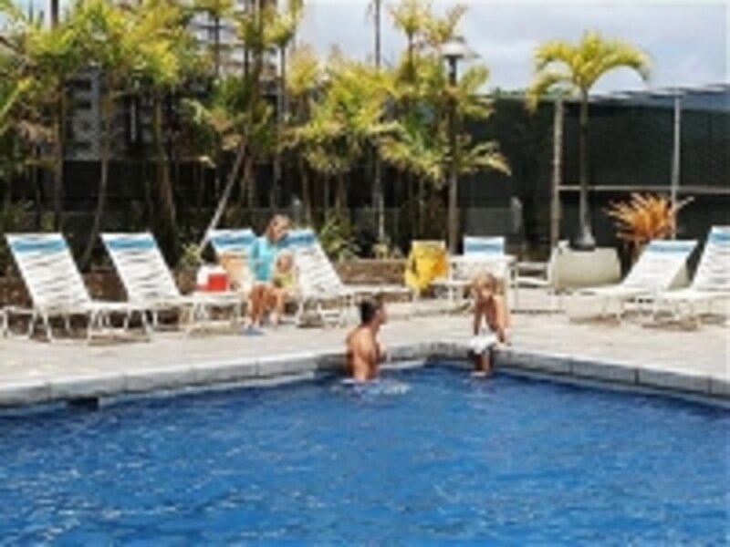 温水プール、サウナ、テニスコート、BBQエリア、ミニマート……と施設充実のアストン・ワイキキ・サンセット