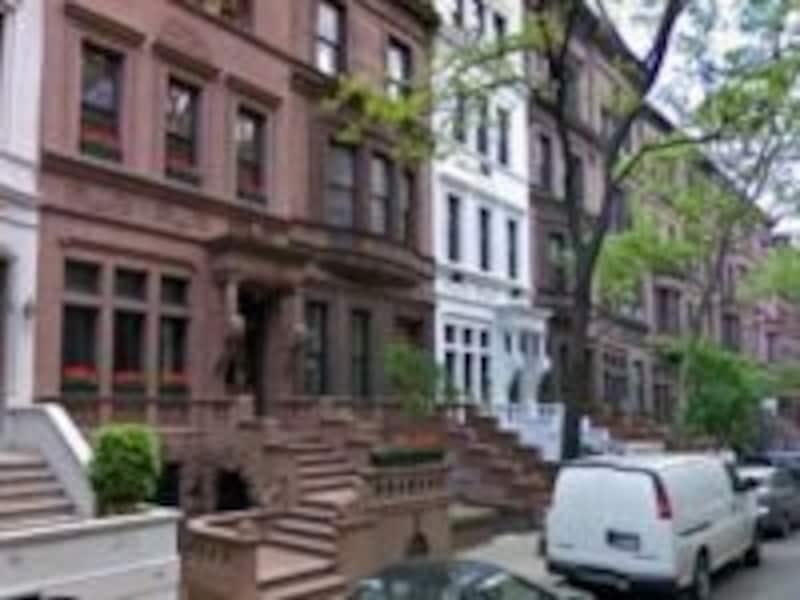 階段が連なるブラウンストーン