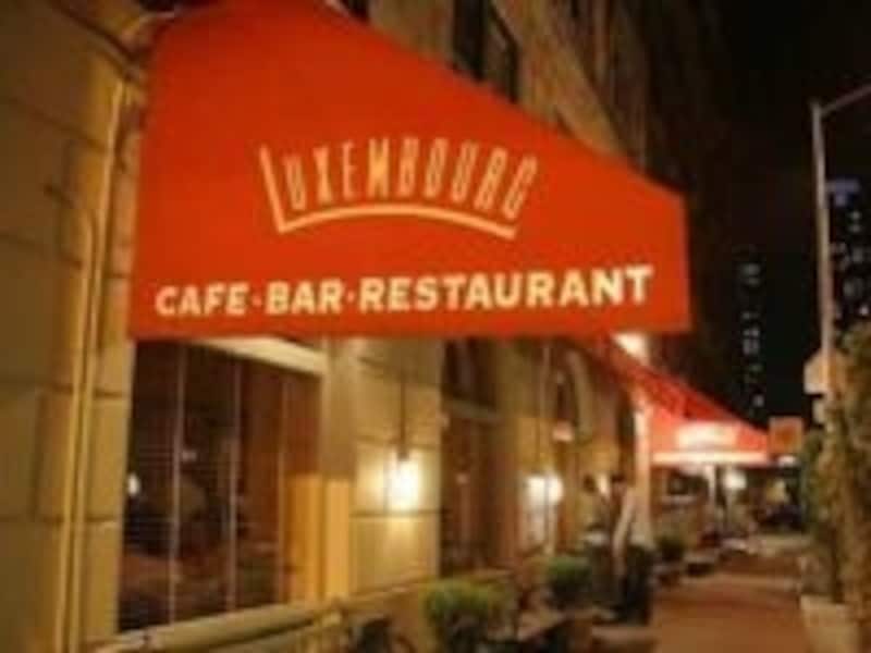 赤いファサードが目印