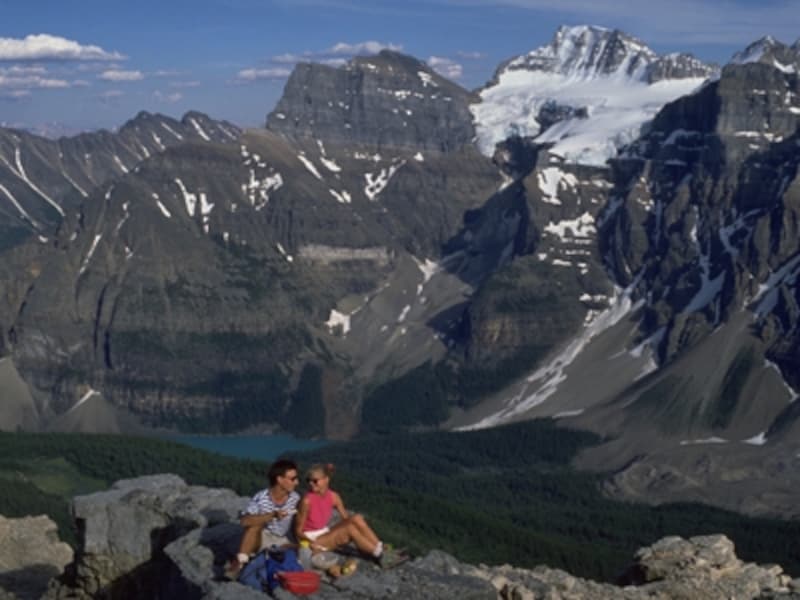 自らの足を使ったハイキングで見る風景は格別！ （C) Travel Alberta