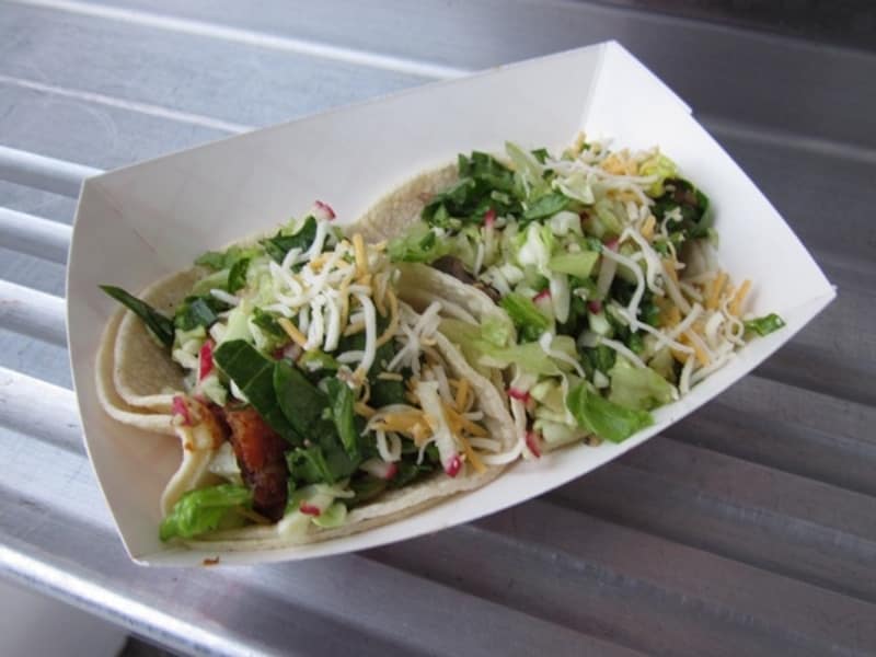 プルコギとレタスかキャベツ、パクチーなどが入ったタコス
