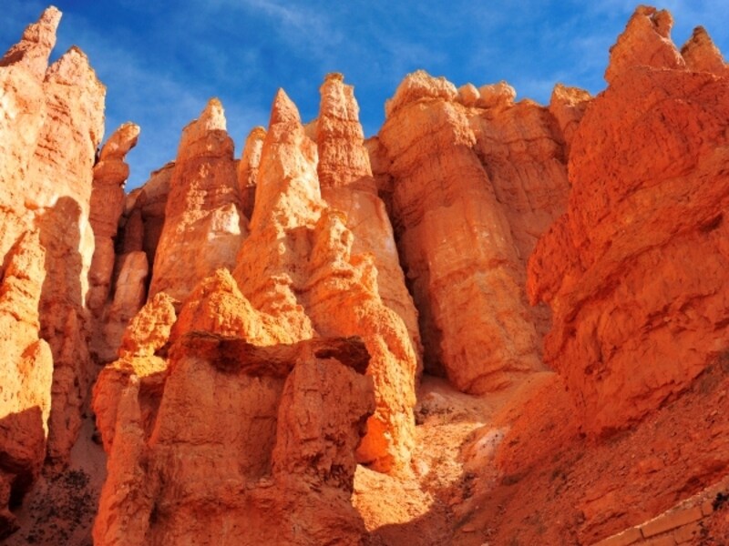 フードゥーを下から見上げながら迷路のような道を歩く