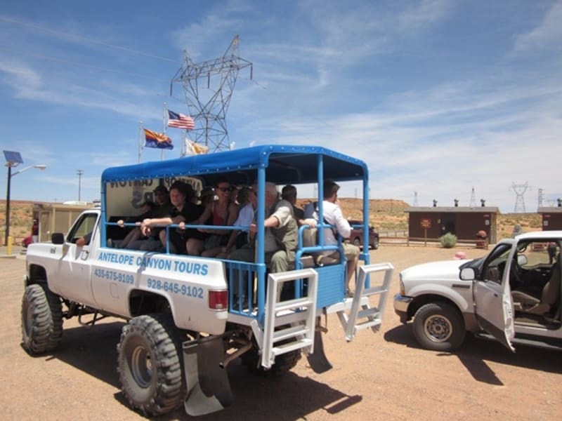 こんな車で未舗装道路を走ります！